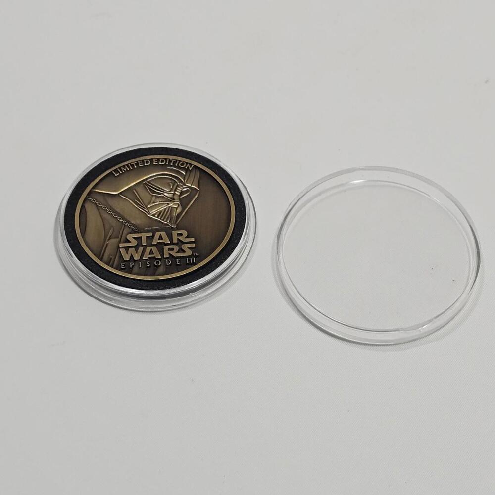 Vintage Star Wars Episode 3 Limited Edition Commemorative Coin in Case - Picture 2 of 4